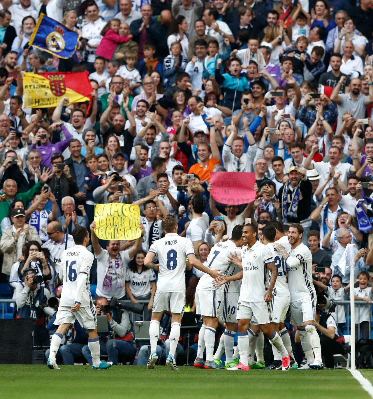 詹姆斯连续三场三双破纪录 湖人力克灰熊3连胜.