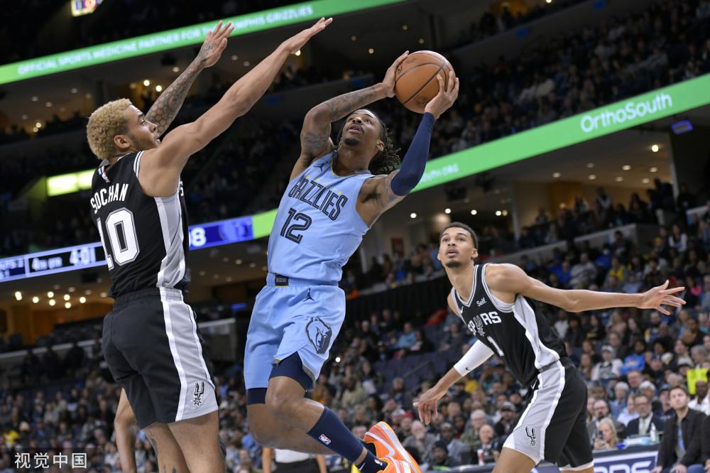 两名年轻锋 两名年轻锋