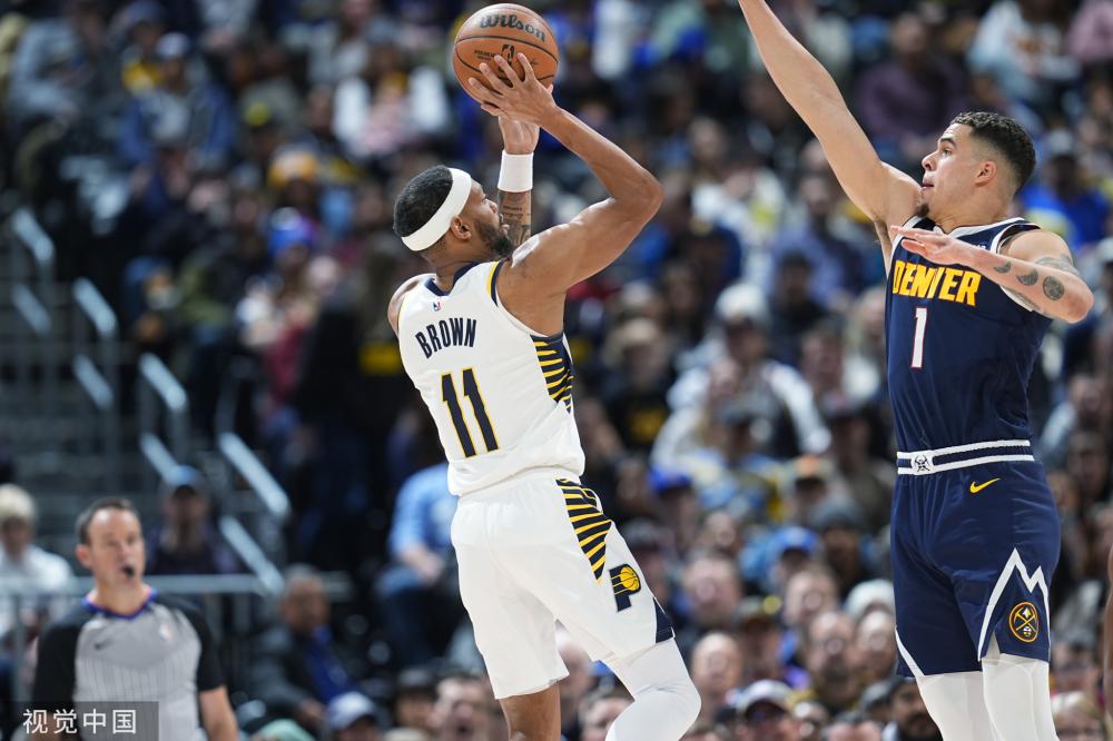 周琦，作为中国篮球的佼佼者，他的成长历程充满了奋斗与拼搏。（中国篮坛翘楚周琦的成长之路：写满奋斗与拼搏）